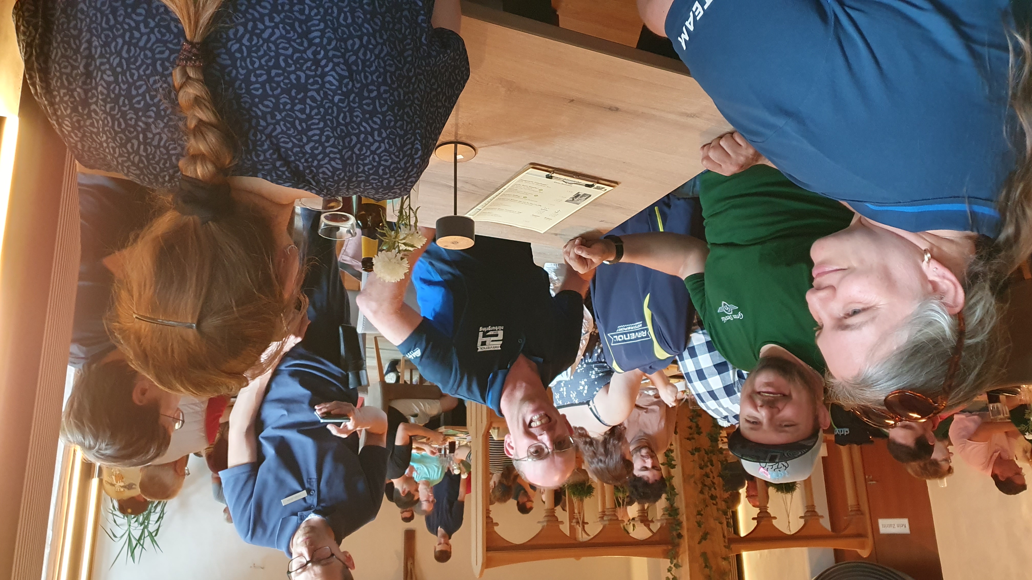 Teilnehmer und Helfer der Green Devils Gaudirallye im Ziel, Kloster Langwaden