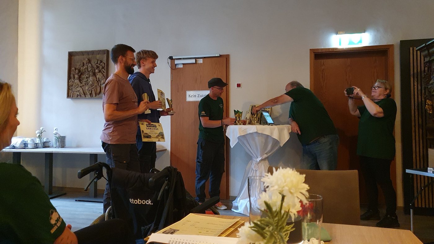 Siegerehrung der Green Devils Gaudirallye 2026 mit Pokalen und Urkunden